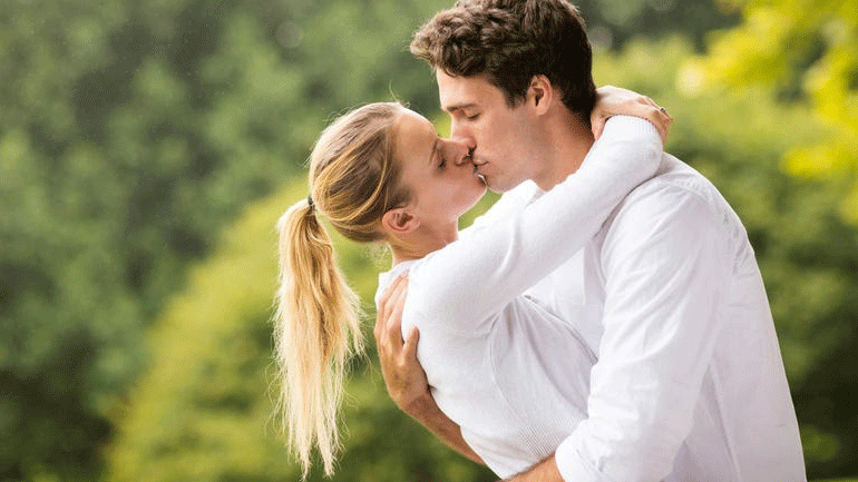 Πόσα μικρόβια μεταφέρει ένα φιλί;